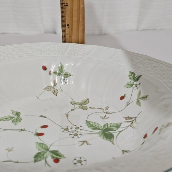 Mikasa Strawberry Fair Serving Bowl 10.25" berries blossoms summer blooms green - Picture 9 of 9